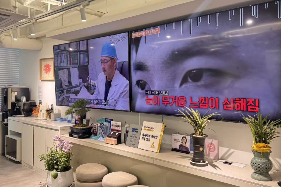 韓國首爾江南 PASCAL Clinic 候診區，檯面陳列 Ultherapy Prime 與熱瑪吉 FLX 認證牌
